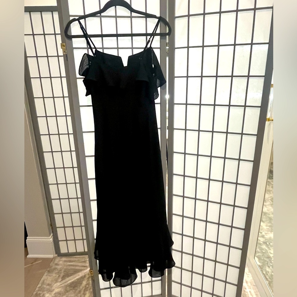 Stunning Donna Mizani black slimming dress.